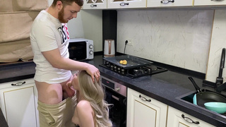 Секс на кухне с русскими: страстный трах на столе